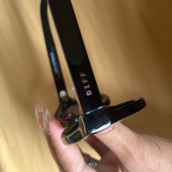 Gently used sunglasses. No scratches. Comes with sunglasses case. - Picture 5 of 5